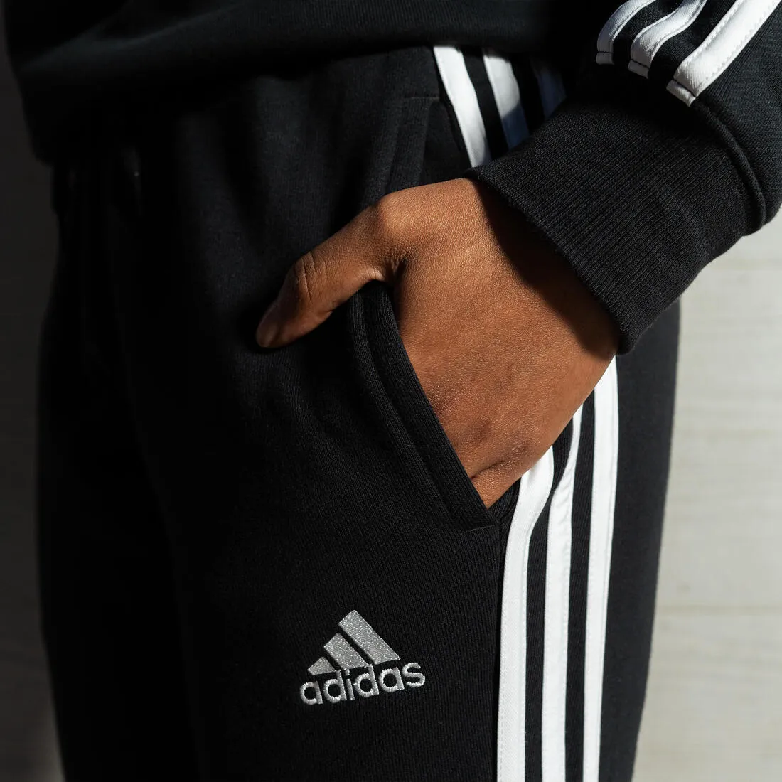 PANTALON JOGGING IMPRIME FLORAL DE FITNESS SOFT TRAINING ADIDAS FEMME NOIR